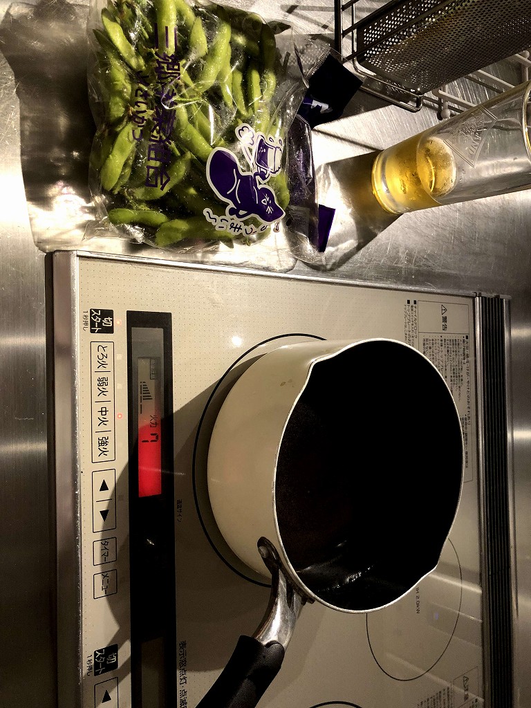 ホテルグラフィー根津のシェアキッチンで枝豆を茹でる