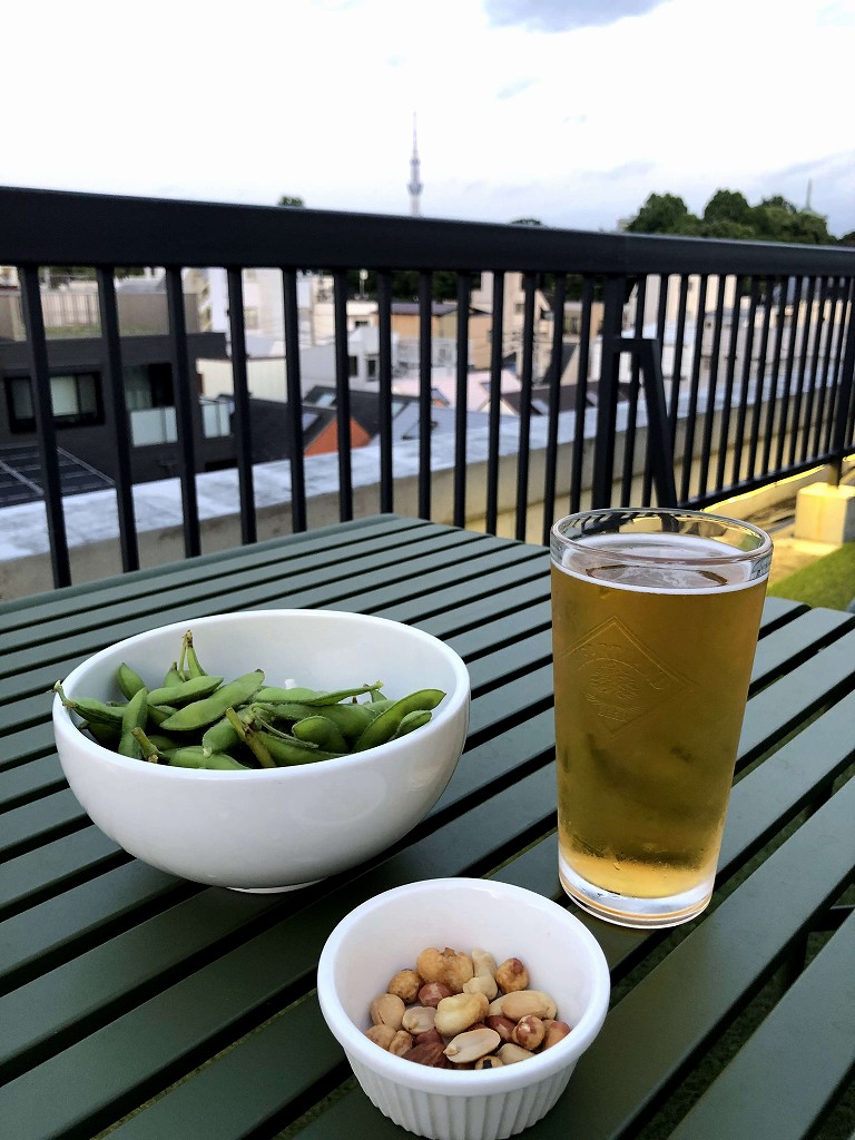 ホテルグラフィー根津の屋上でビールと枝豆