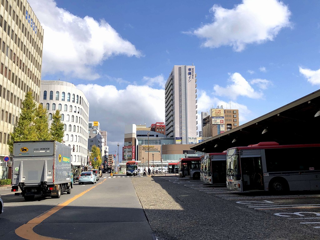 快晴の新潟駅前