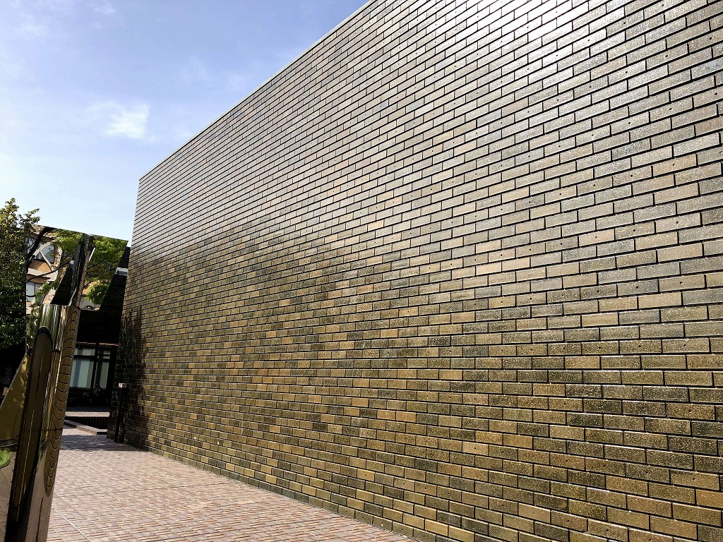 新潟市美術館の打ち込みタイルのオリーブ色の壁面2