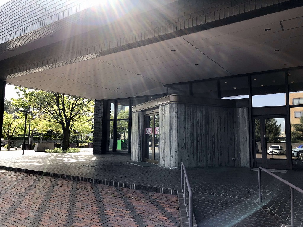 新潟市美術館の玄関ドア