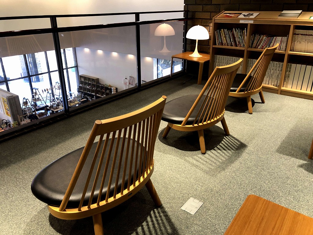 新潟市美術館の2階のチェア