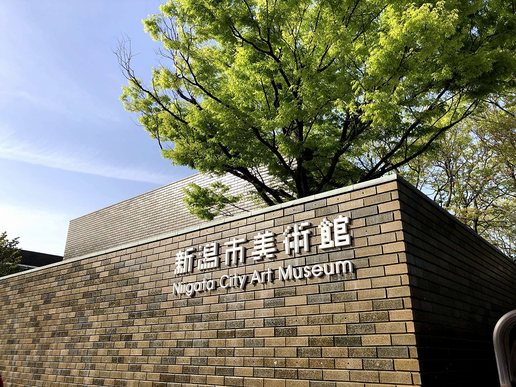 新潟市美術館の打ち込みタイルのオリーブ色の壁面1
