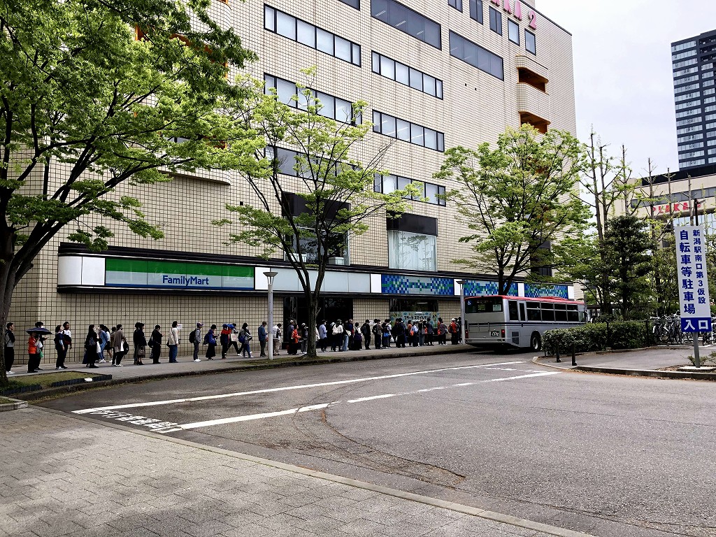 新潟駅前のスタジアム行きバスの待ち列