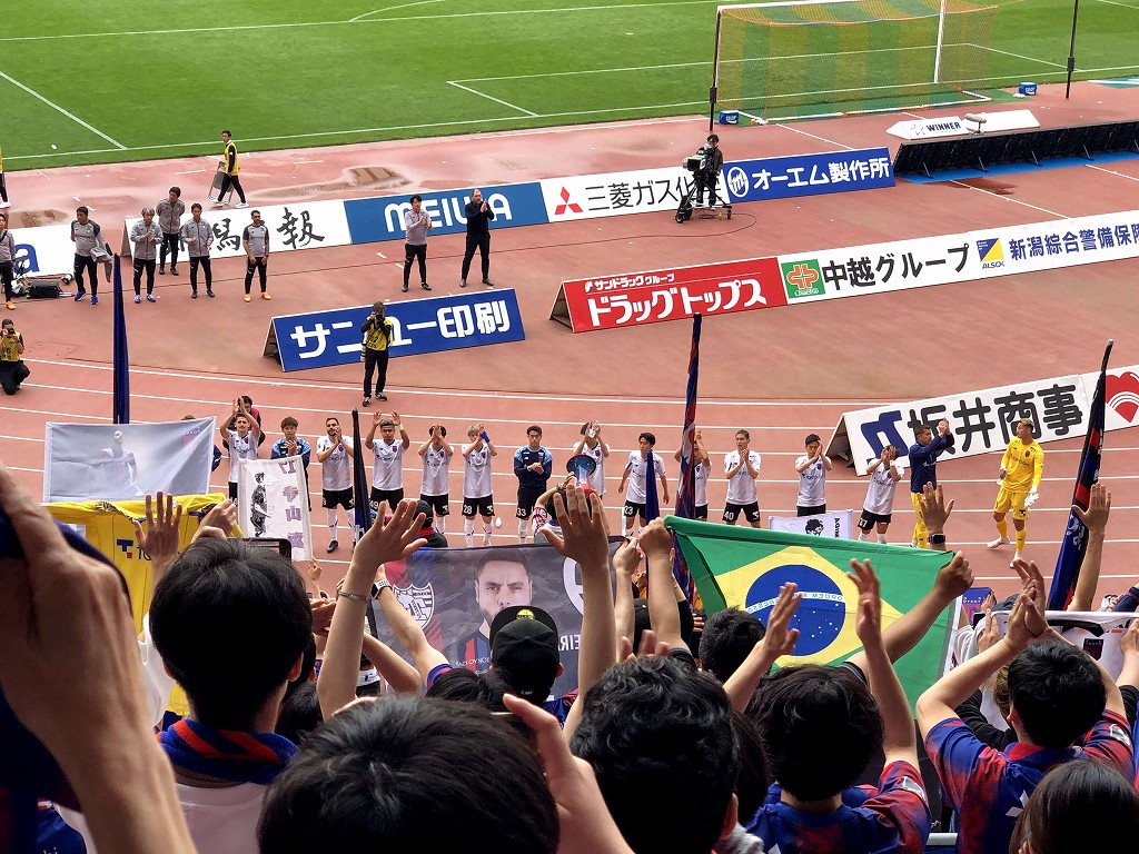 2024年のデンカビッグスワンスタジアムでの新潟vsFC東京試合後の選手挨拶