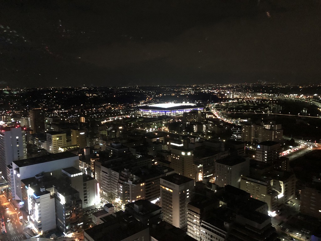 新横浜プリンスホテルの「トップ・オブ・ヨコハマ バーラウンジ」から日産スタジアム（夜）1