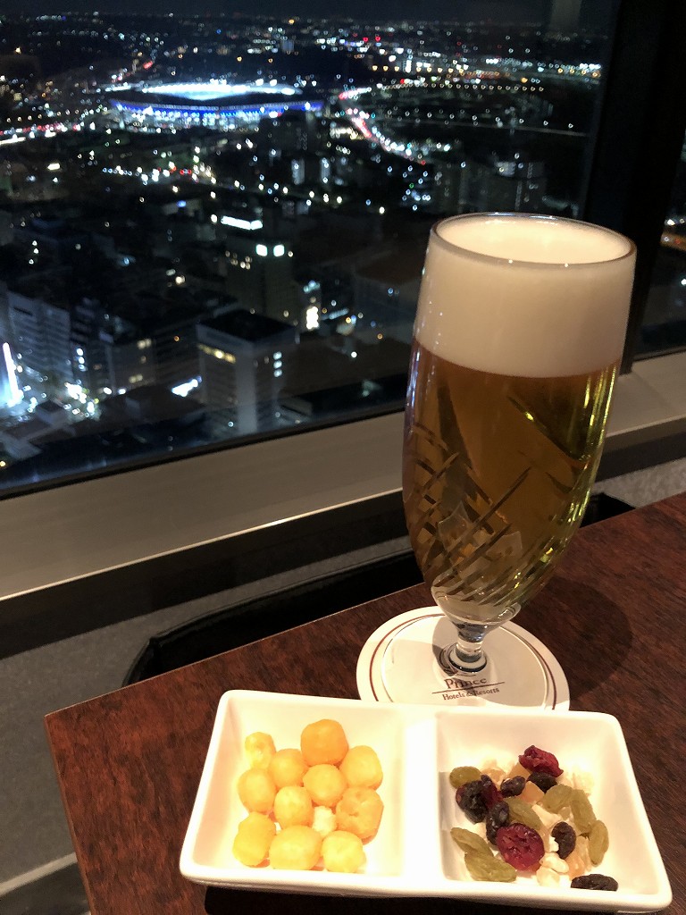 新横浜プリンスホテルの「トップ・オブ・ヨコハマ バーラウンジ」から日産スタジアム（夜）3