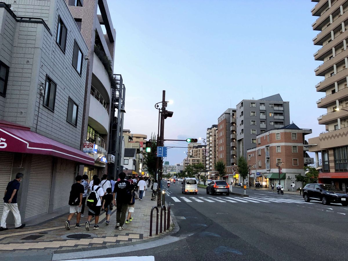 ノエビアスタジアムに続く道