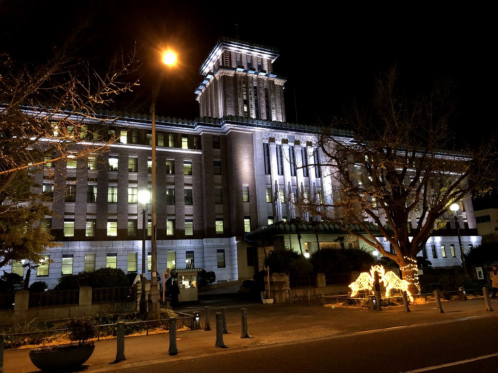 ライトアップされた神奈川県庁