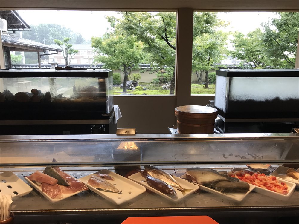 能登の信寿しのカウンター席2