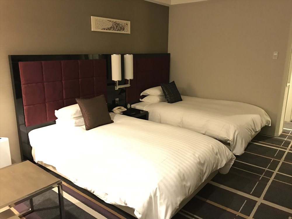 ホテル日航金沢のツインベッドルーム（ベッド側）