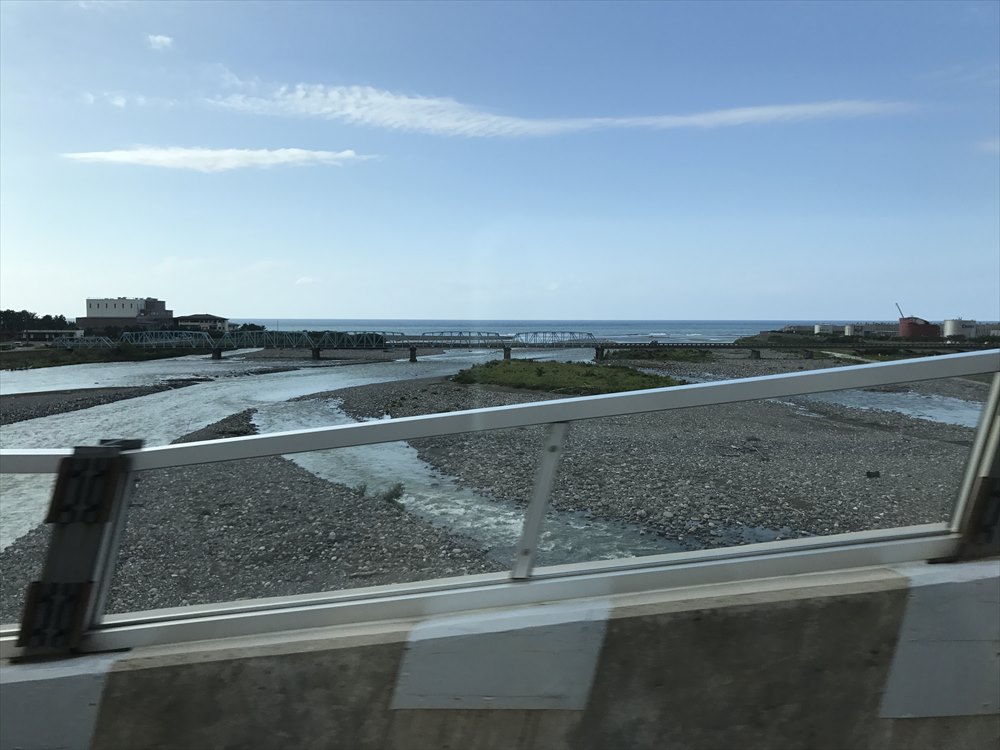 糸魚川駅近くの海