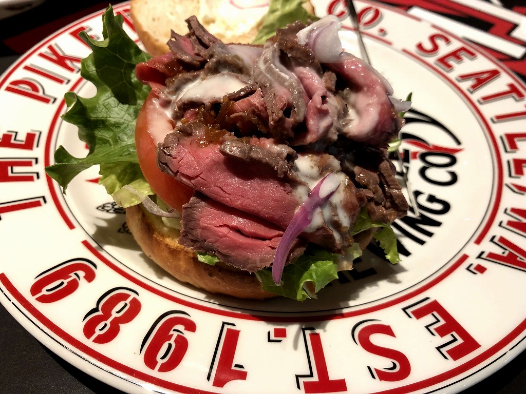 「THE PIKE BREWING RESTAURANT & CRAFT BEER BAR」のローストビーフバーガー