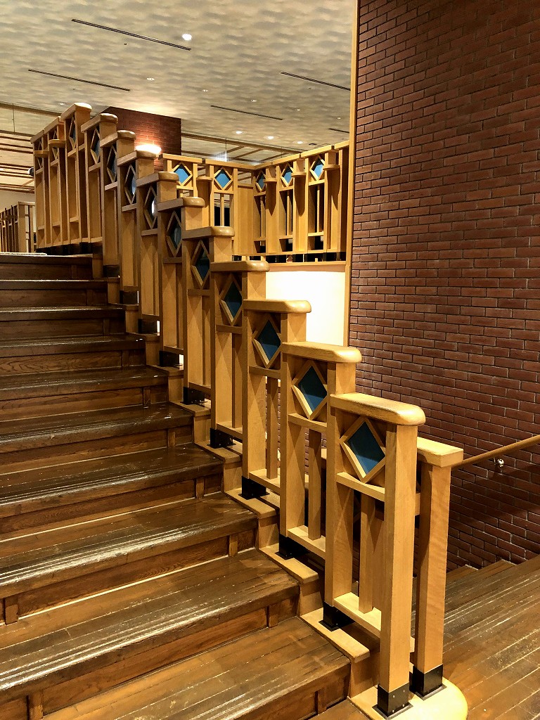北海道ホテルのナラの手すりと階段
