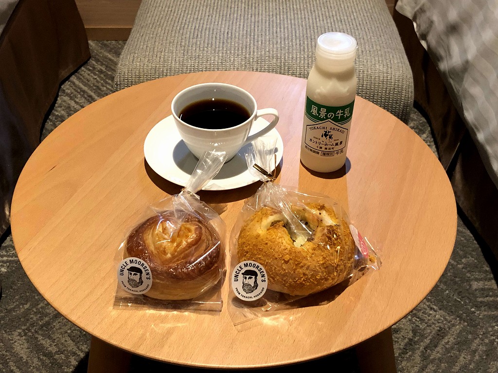 北海道ホテルのショップのパンで朝食