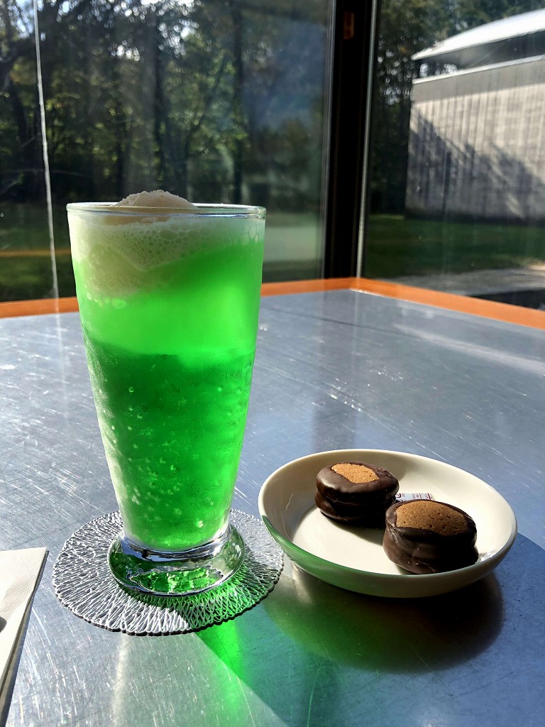 緑ヶ丘公園でメロンソーダフロートとモカドール