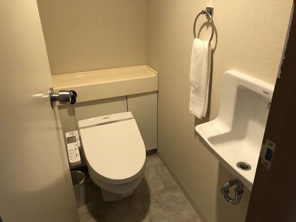 大磯プリンスホテルのオーシャンビューツインルームのトイレ