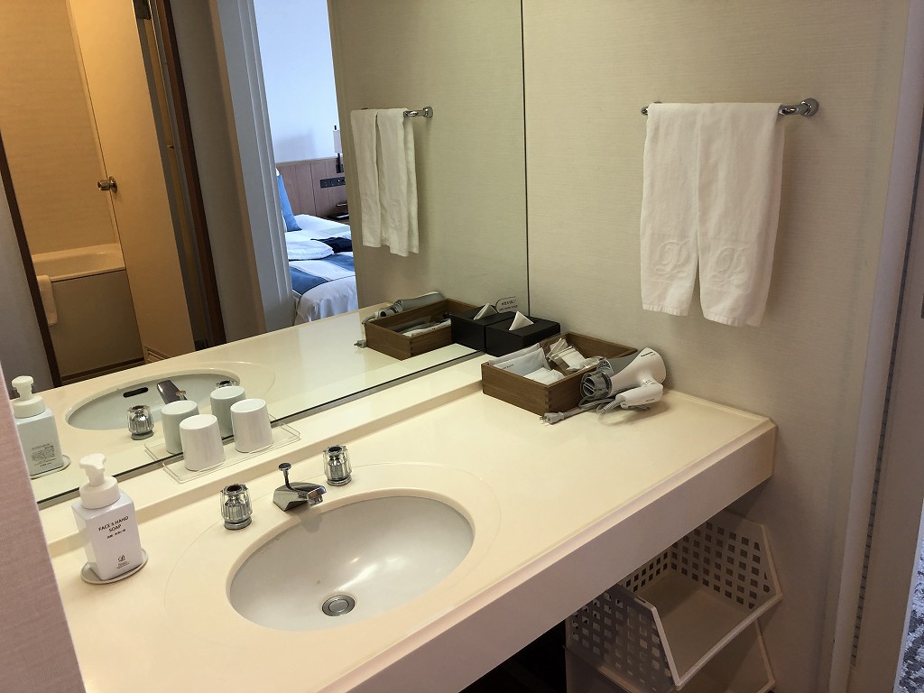 大磯プリンスホテルのオーシャンビューツインルームの洗面所