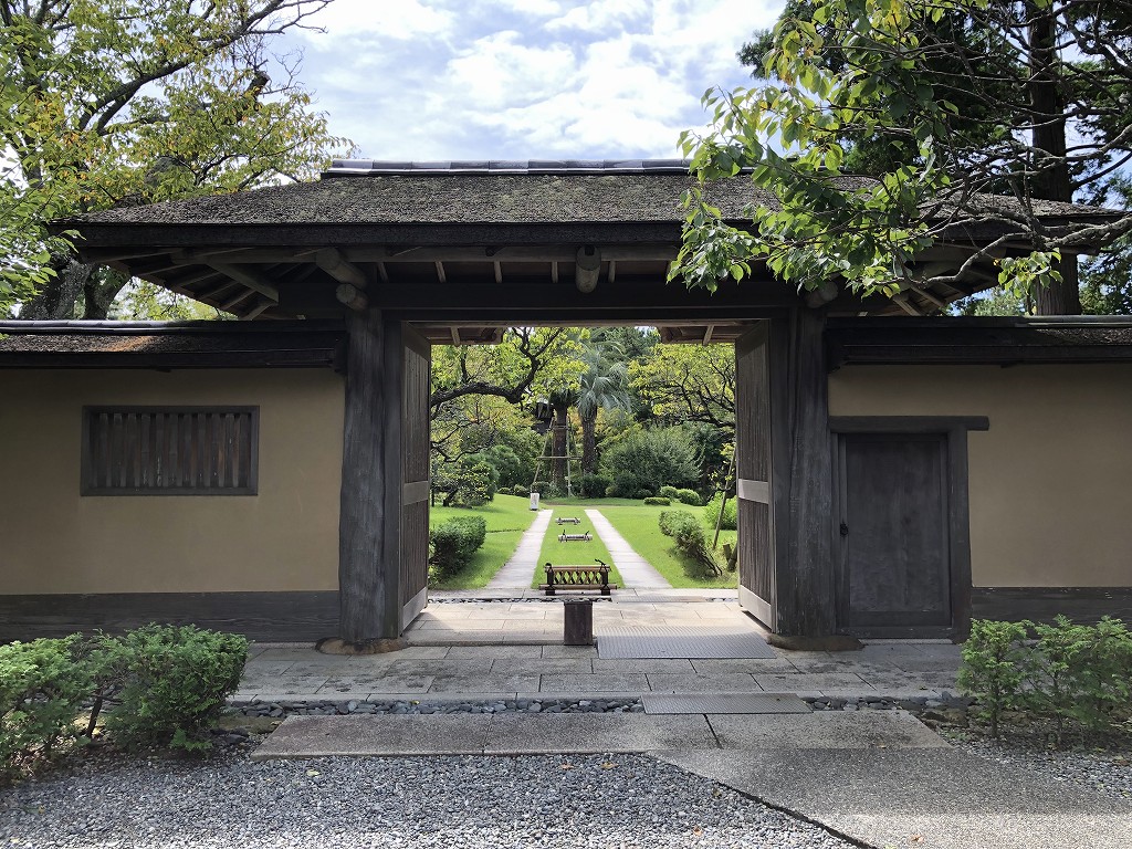 大磯の旧吉田茂邸の兜門1