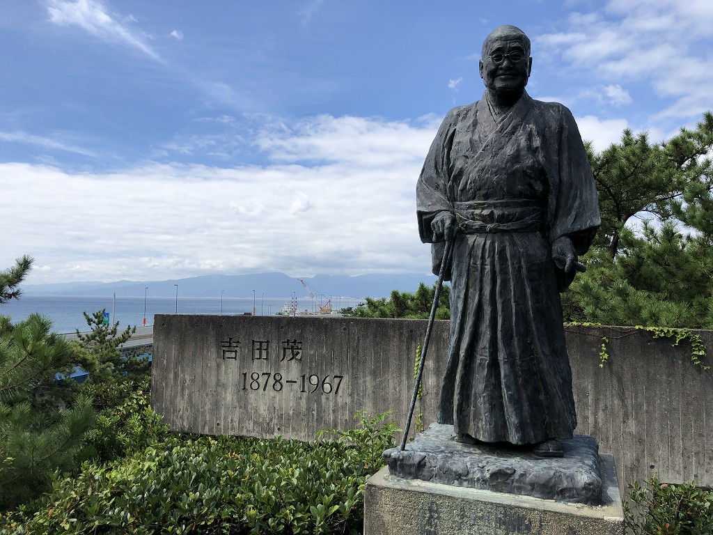 大磯の旧吉田茂邸の銅像