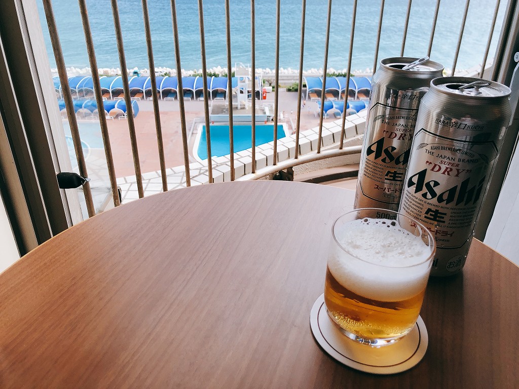 大磯プリンスホテルの客室でビール