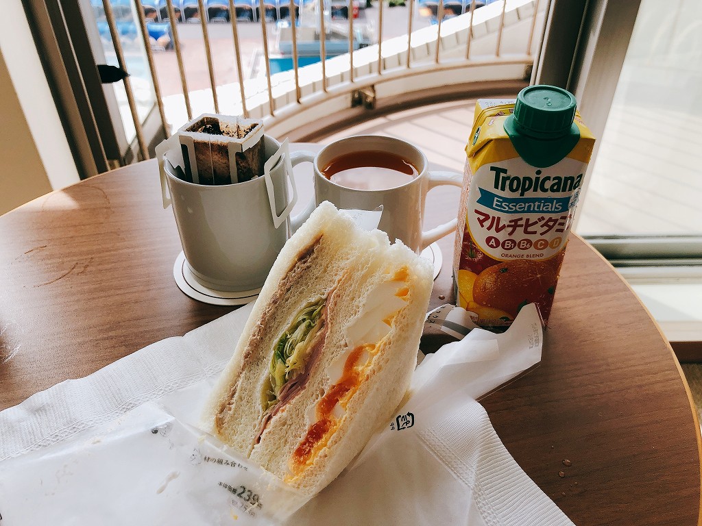 大磯プリンスホテルの客室でコンビニ朝飯