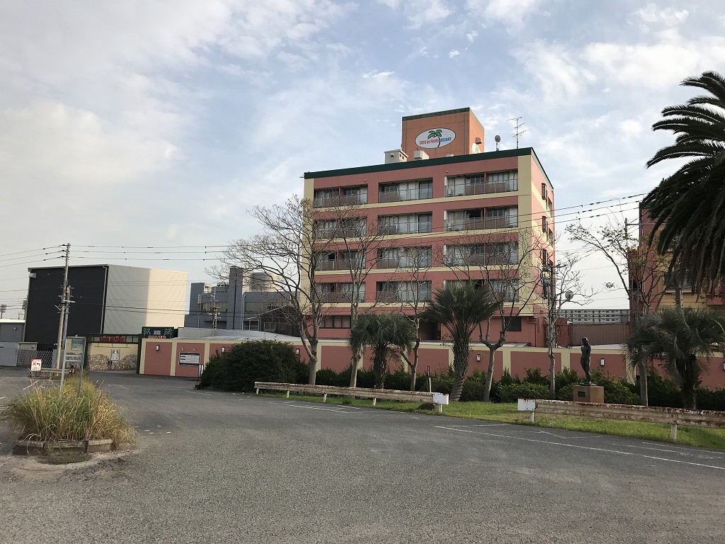 旧ホーバー基地のバス停前のホテル