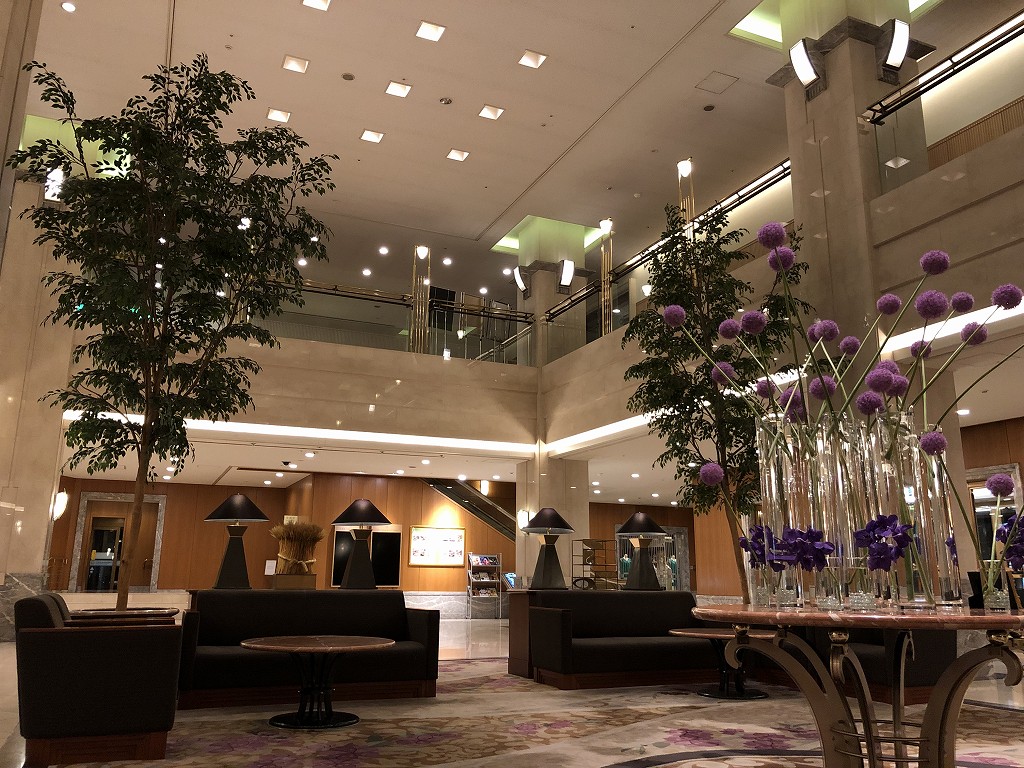 深夜のホテルグランヴィア岡山のロビー