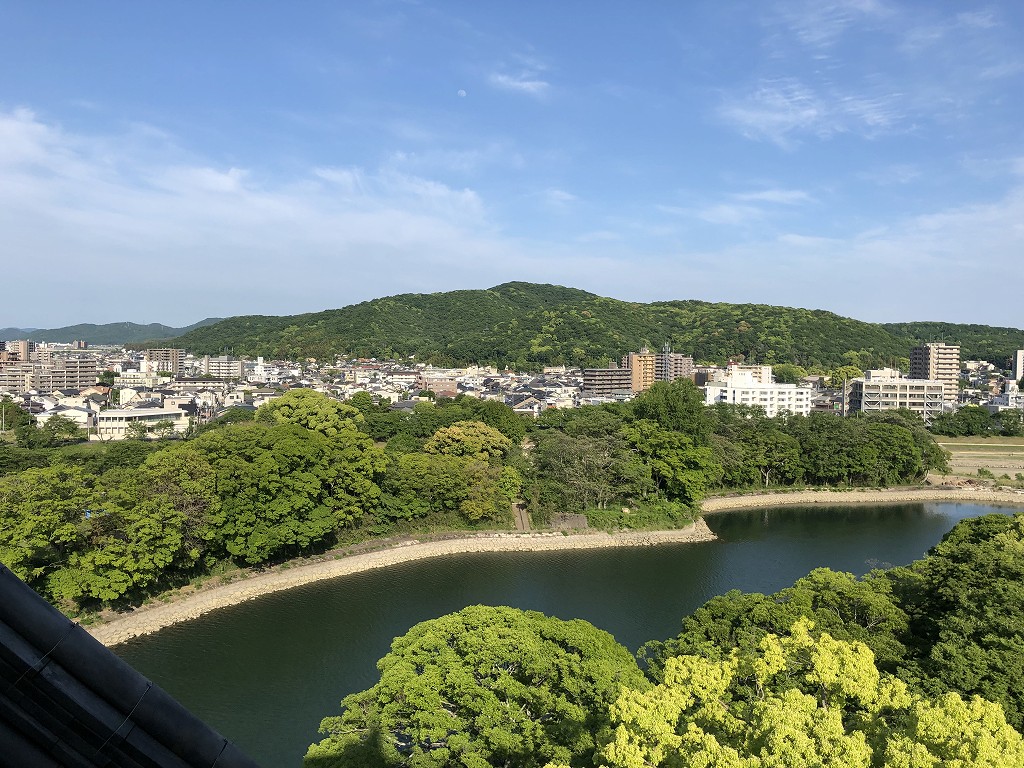 岡山城の天守閣から操山