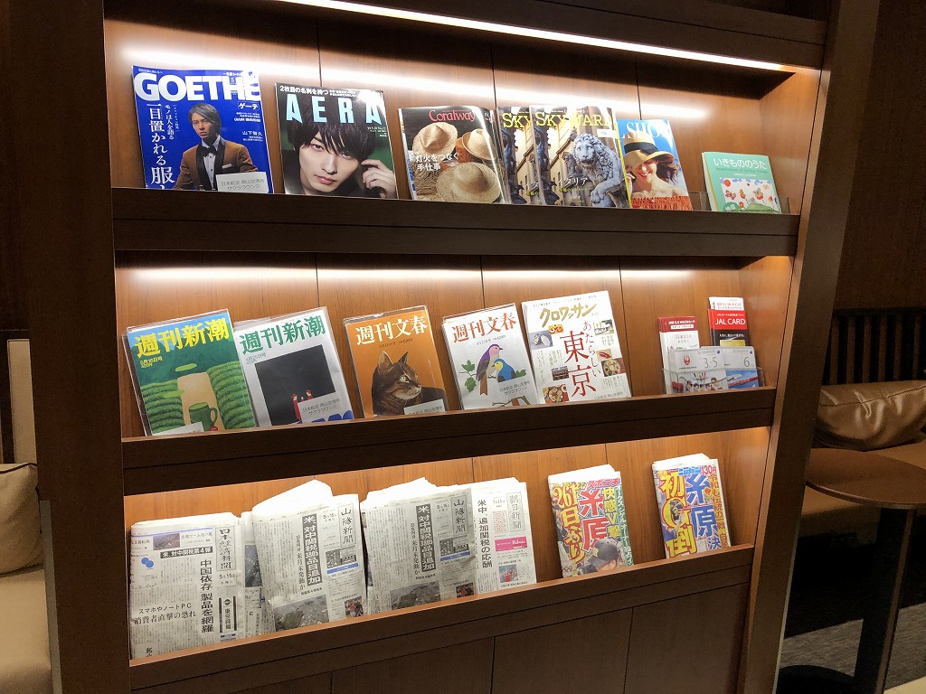 岡山空港のJALサクララウンジの新聞・雑誌