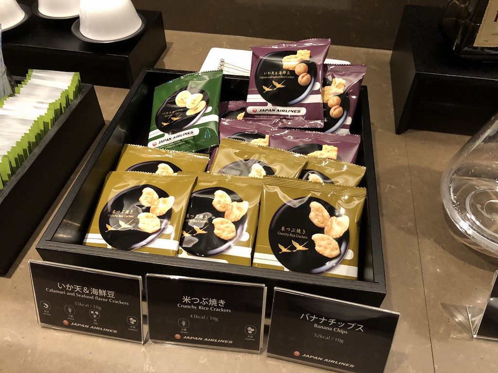 岡山空港のJALサクララウンジの個包装のつまみ