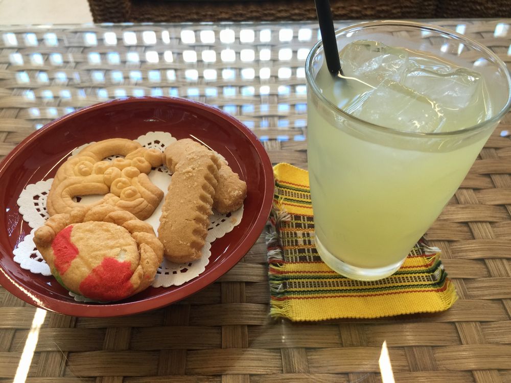 沖縄県立博物館・美術館のカフェでシークワァーサージュース