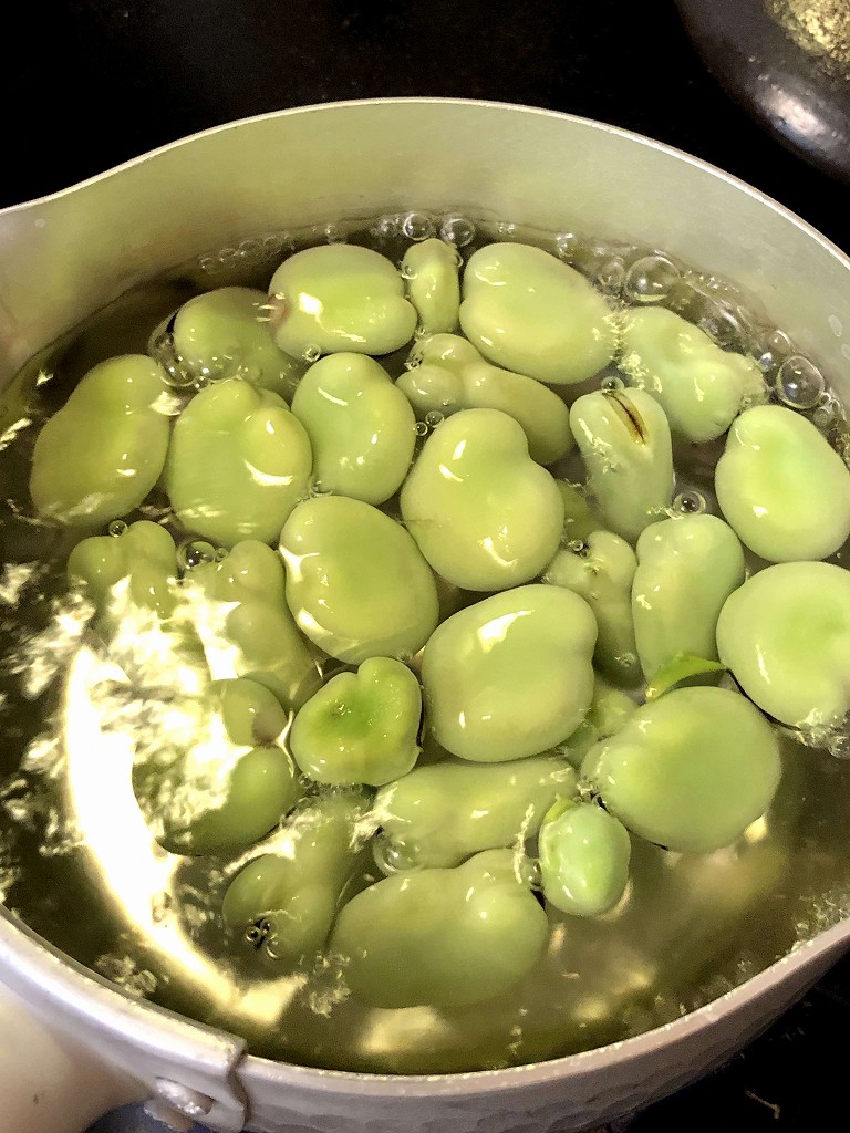 ソラマメを茹でる