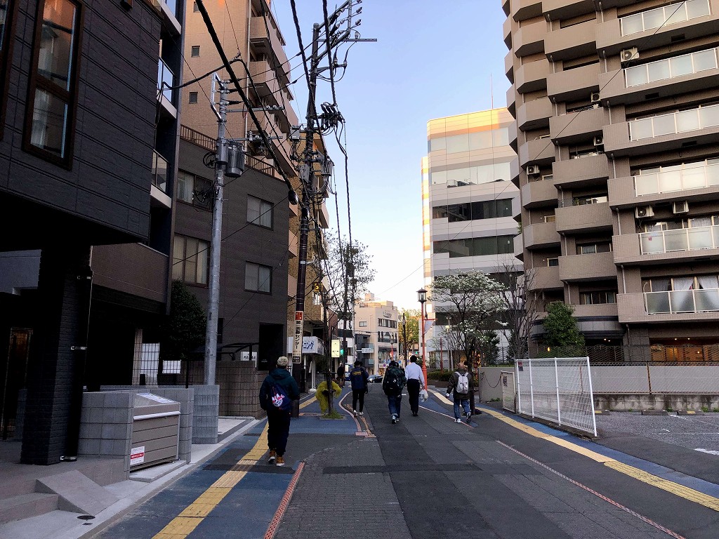 大宮駅の東口のすずらん通りの先