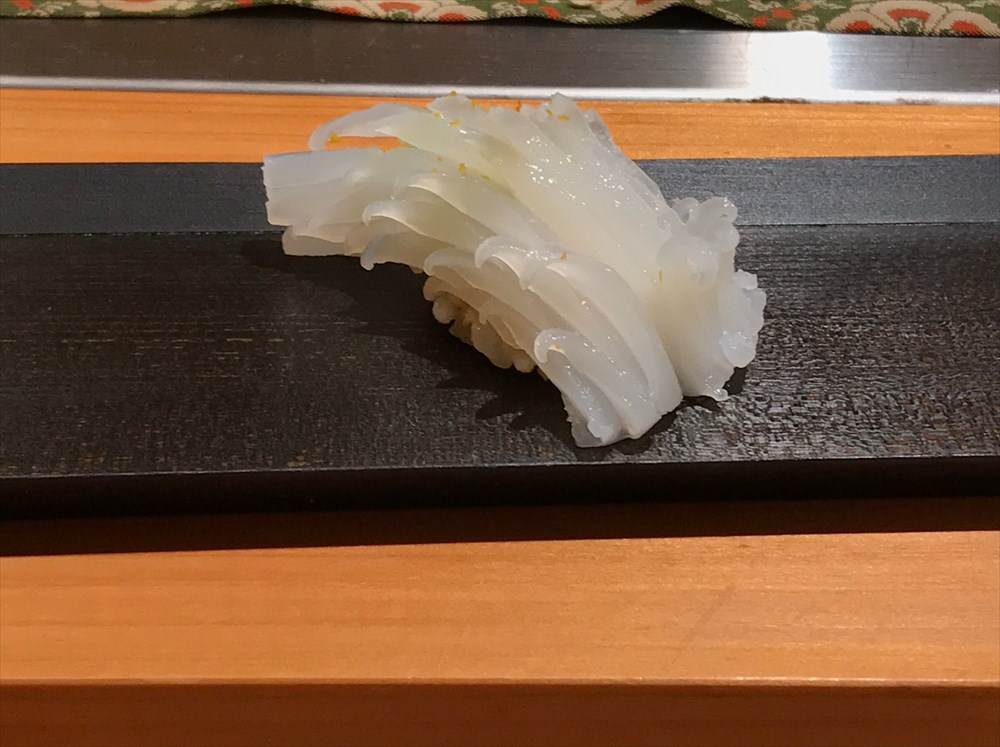 鮨処ひと志のイカの握り