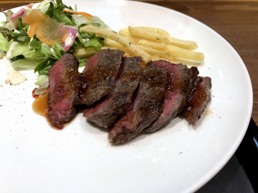 伊丹空港の「大阪エアポートワイナリー」の赤身肉のステーキ2