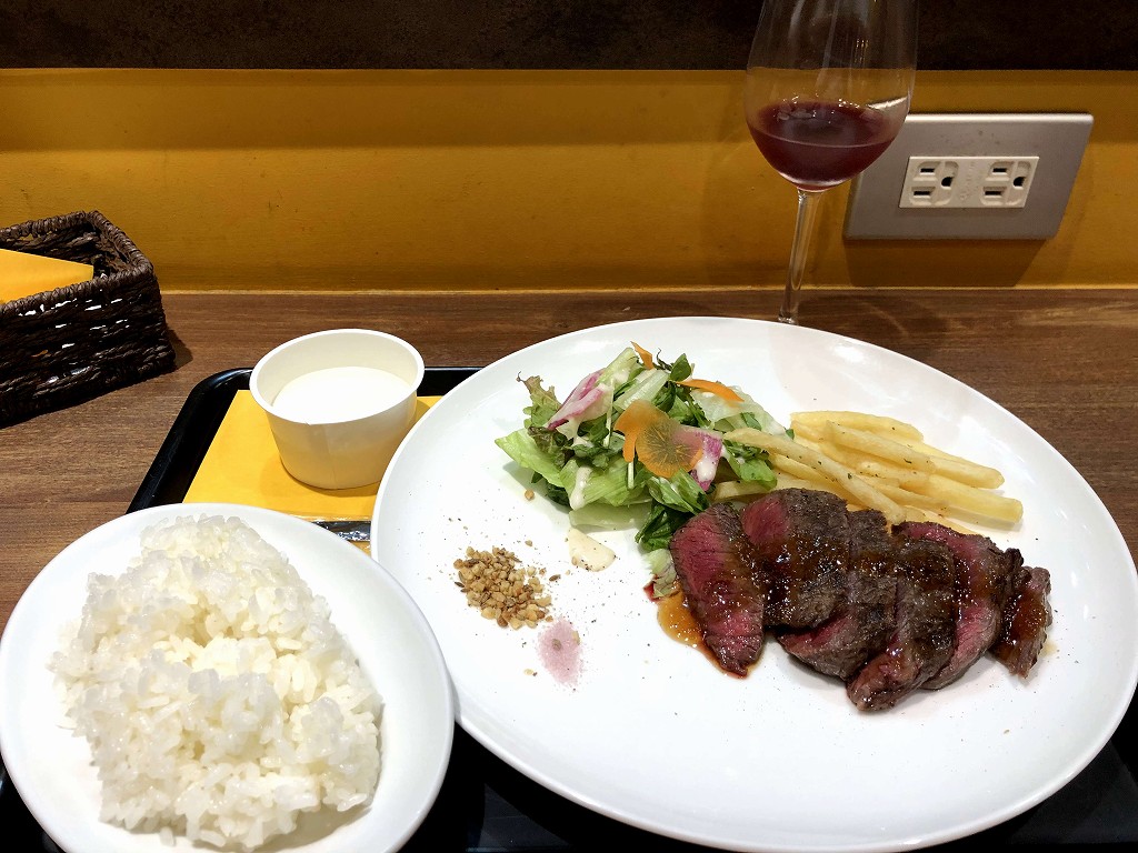 伊丹空港の「大阪エアポートワイナリー」の赤身肉のステーキ1