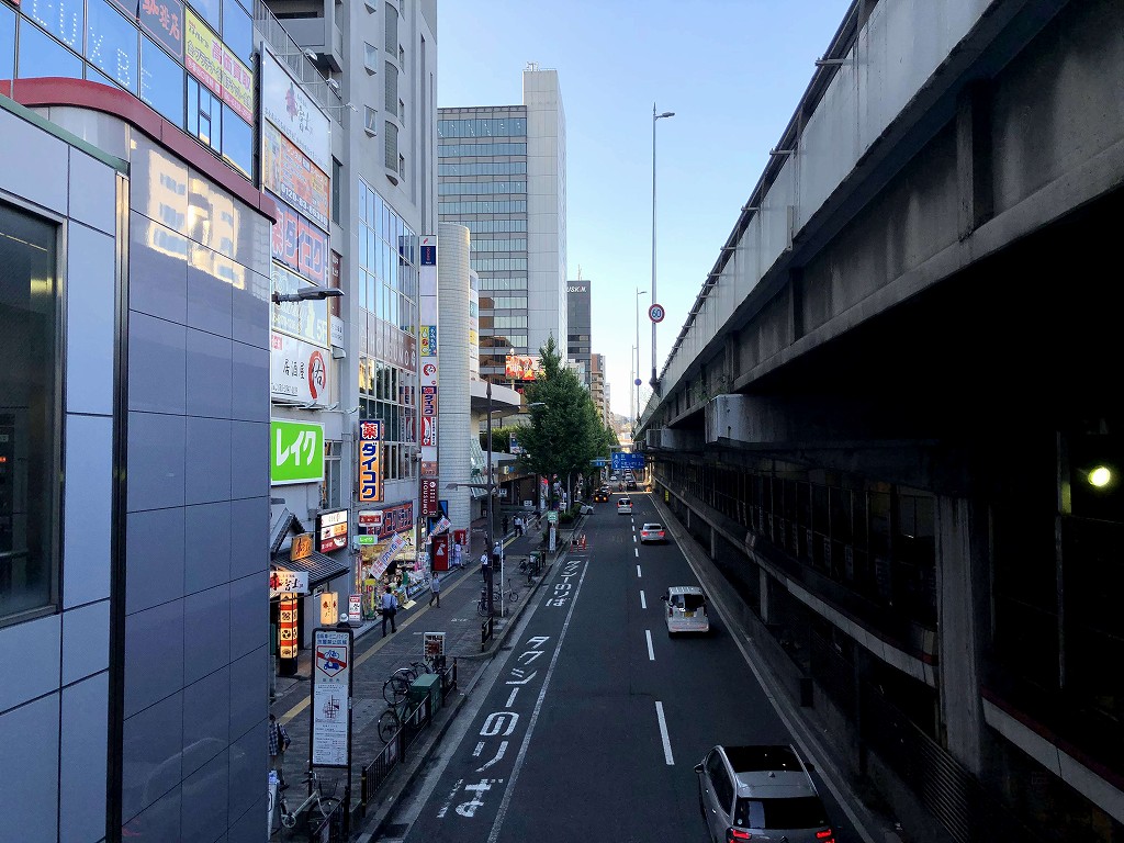 幹線道路の上に高架鉄道が走る江坂駅