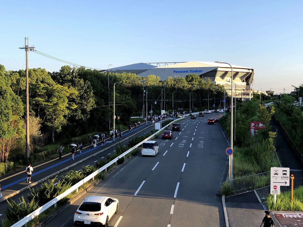 万博記念公園駅からパナスタまでの道1