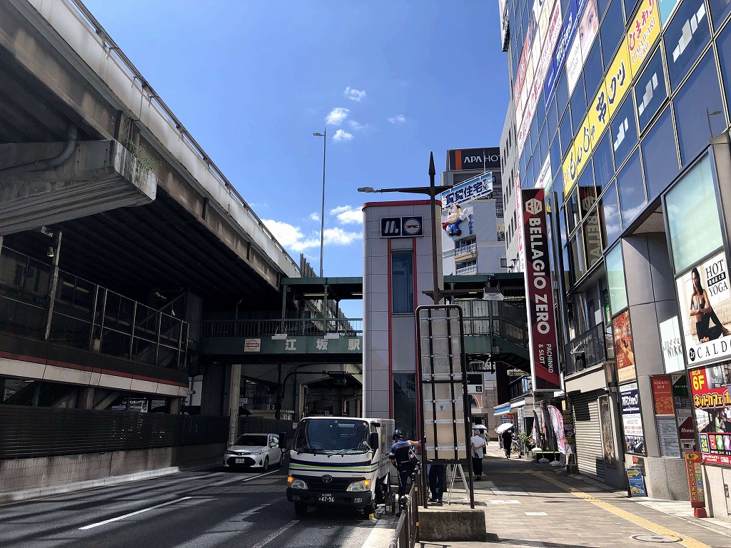江坂駅前の幹線道路