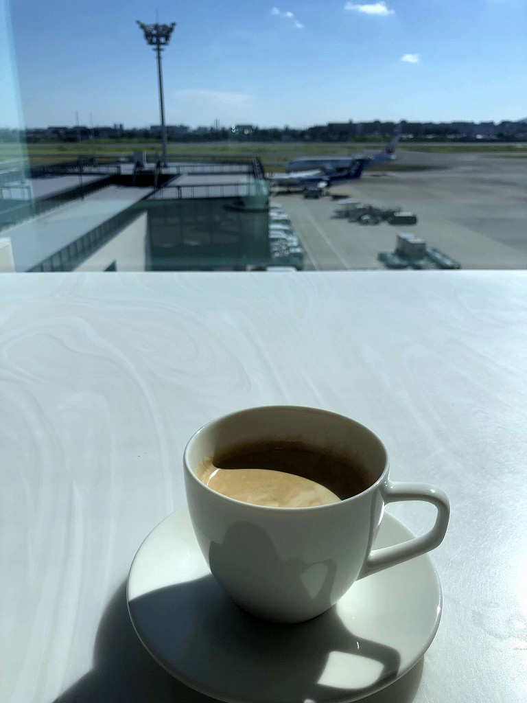 伊丹空港のANAラウンジでコーヒー