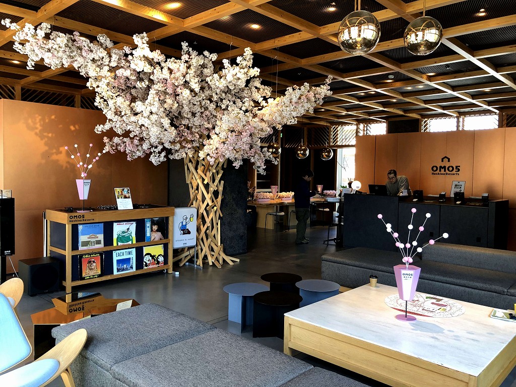 OMO5東京大塚のロビーラウンジの桜
