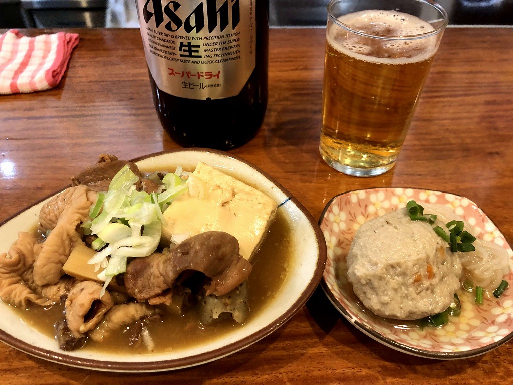 大塚のもつ焼きの店「伊勢元」の煮込み