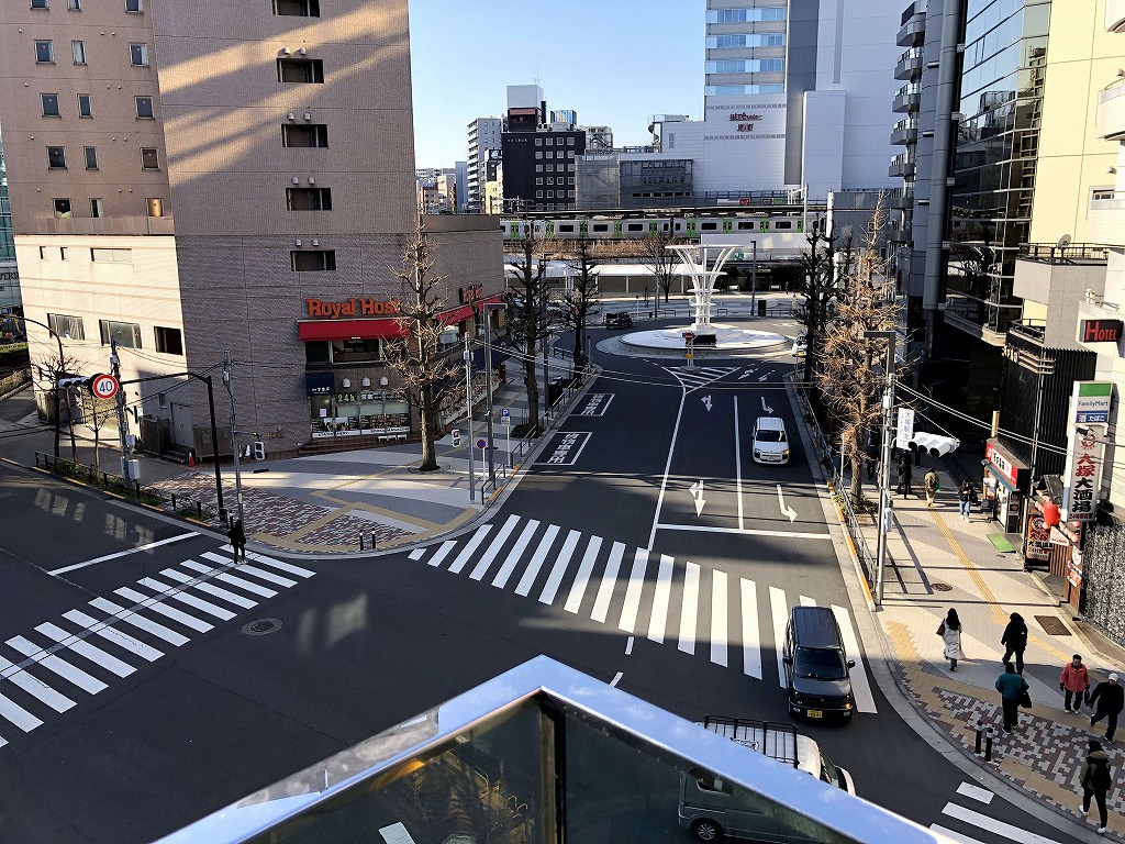 OMO5東京大塚の屋外スペースから駅前
