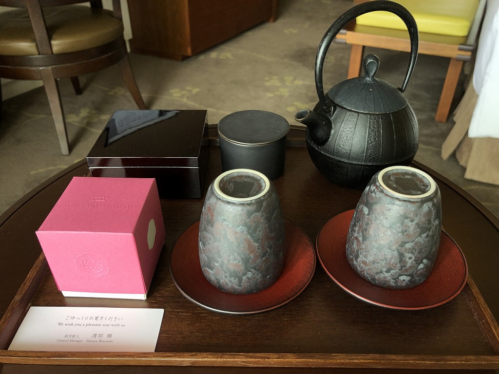 パレスホテル東京のデラックスキング with バルコニーのお茶菓子
