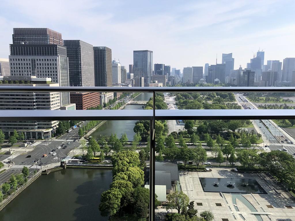 パレスホテル東京のデラックスキング with バルコニーのバルコニーからの窓越しの眺め