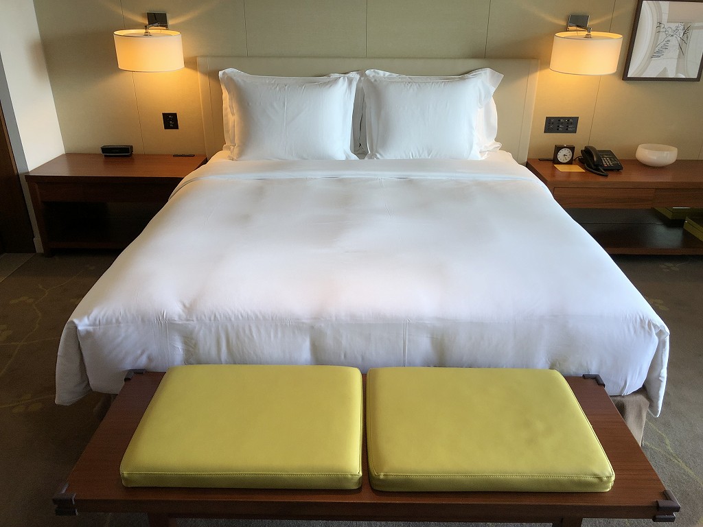 パレスホテル東京のデラックスキング with バルコニーのベッド