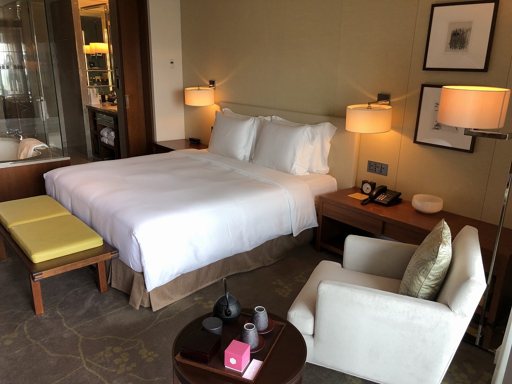 パレスホテル東京のデラックスキング with バルコニーのベッドとソファ