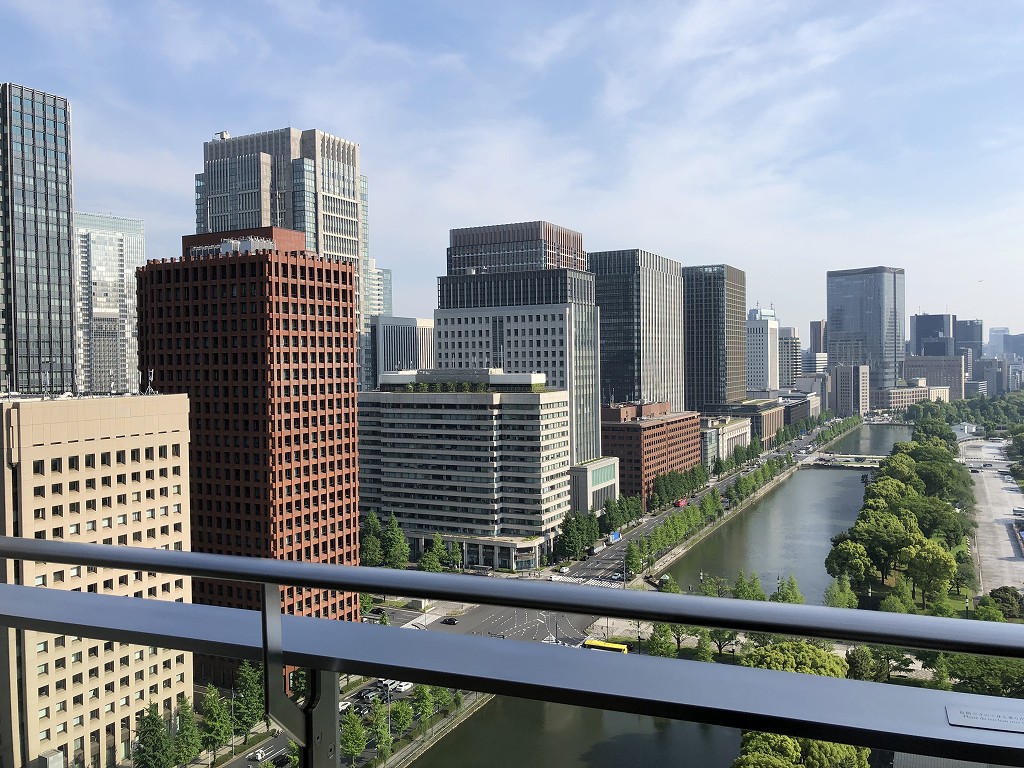 パレスホテル東京のデラックスキング with バルコニーのバルコニーから丸の内のビルの眺め