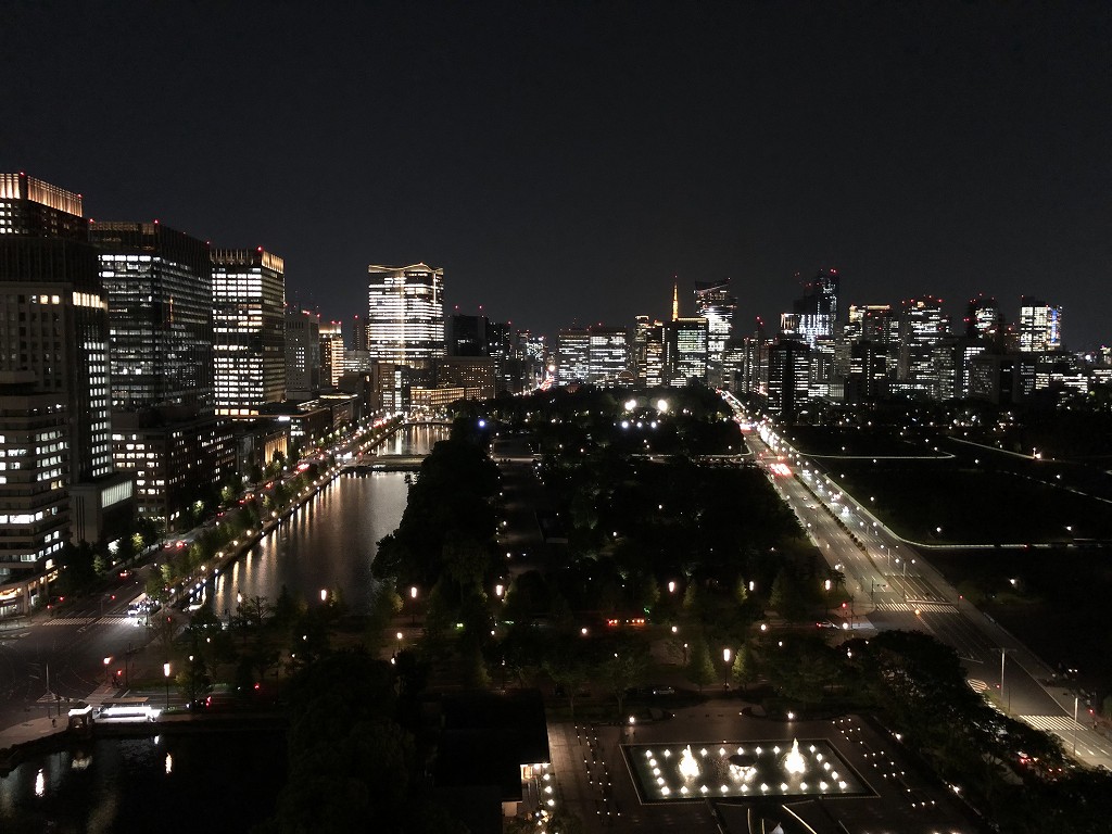 パレスホテル東京のデラックスキング with バルコニーから夜景1